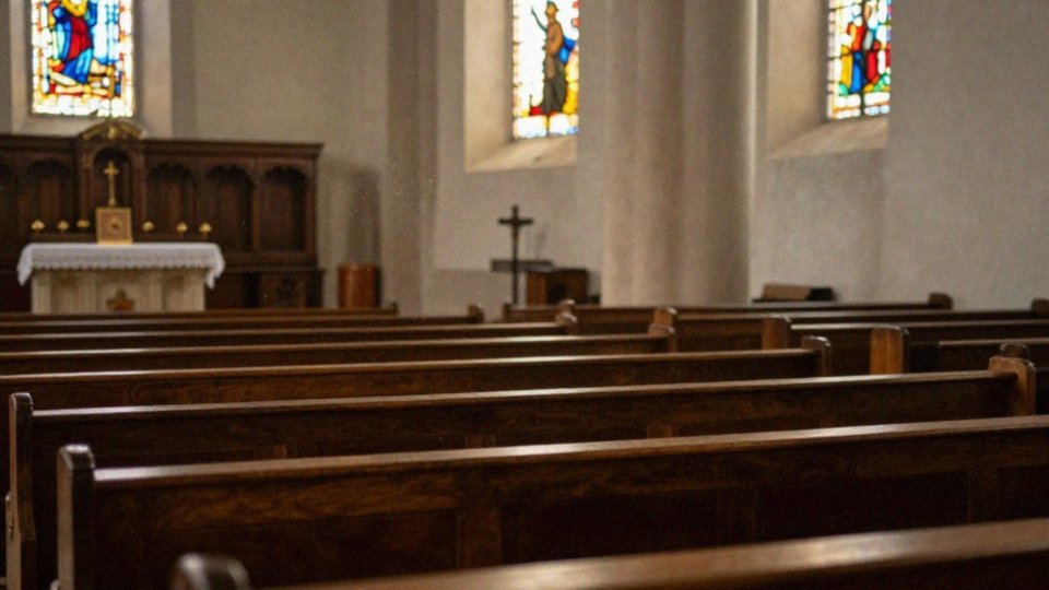 Jak rozpoznać zmiany w relacjach księdza z parafianami?