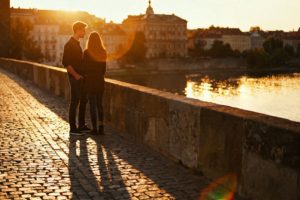 Co to jest zauroczenie? Różnice, procesy i konsekwencje