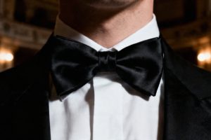 Czarna mucha na ślub — elegancki dodatek dla pana młodego