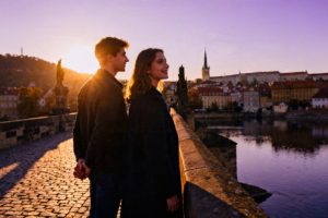 Czym różni się zakochanie od zauroczenia? Kluczowe różnice i emocje