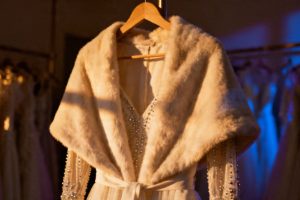 Etola ślubna z rękawami ivory — elegancja i funkcjonalność na Twój ślub