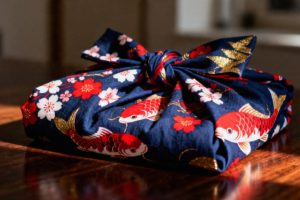 Furoshiki — tradycyjna japońska sztuka pakowania i jej zastosowanie