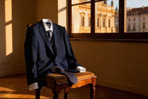 Jak na wesele 2022 mężczyzn? Poradnik dotyczący stylizacji i dodatków