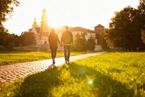 Jak pozować do zdjęć z partnerem? Sprawdzone techniki i pomysły na fotogeniczne pozy