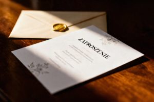 Jak zacząć zaproszenie? Praktyczne wskazówki i przykłady