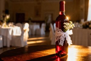 Jak zapakować wino dla nowożeńców? Eleganckie pomysły i porady