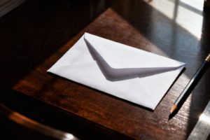 Jak zrobić kopertę? Przewodnik krok po kroku z pomysłami DIY