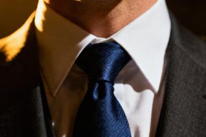 Jaki krawat do garnituru ślubnego? Poradnik dla pana młodego