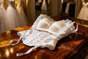 Jaki stanik do sukni ślubnej z gorsetem? Kluczowe porady i modele