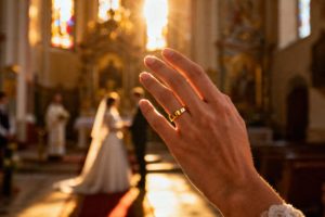 Obrączki na którym palcu? Tradycje i praktyczne wskazówki