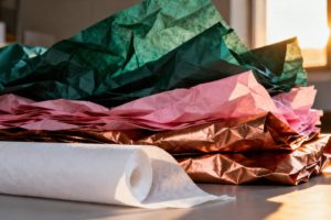 Papier bibułkowy do pakowania — jak wykorzystać go w e-commerce?
