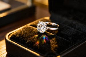 Pierścionek zaręczynowy: diament czy brylant? Co warto wiedzieć?