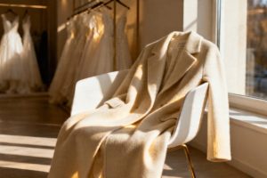 Płaszcz do ślubu — jak wybrać idealny model i stylizację?