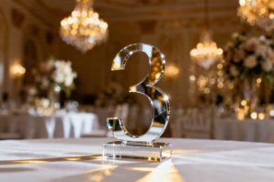 Srebrne numerki na stół — elegancja i praktyczność na Twoim weselu