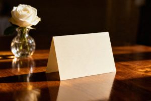 Winietki zamiast „osoba towarzysząca” — jak elegancko adresować gości?