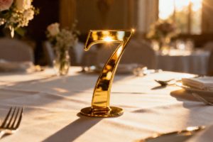 Złote numerki na stół — elegancja i funkcjonalność na weselu